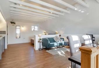 Studio Flat in Heritage Triangle, Diss allows 18 year olds to book a room