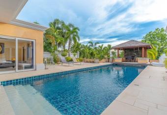 Sanook Villa-4BR SUPER LUXURY POOL VILLA, BBQ, POOL TABLE, KARAOKE has Balcony rooms