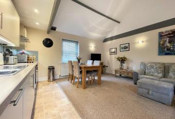 Arthurs Cottage -Charming Courtyard Cottage in the heart of Kendal, The Lake District has Balcony rooms