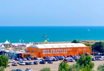 Blue Marine Summerland Apartments has Balcony rooms