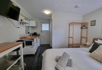 Redcliffe Homestay Self contained room with bathroom and kitchenette has Balcony rooms