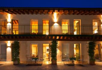 Albergo Al Moretto has rooms with a private hot tub