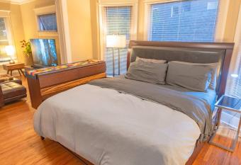 Bright vintage Apt in the heart of Seattle allows 18 year olds to book a room