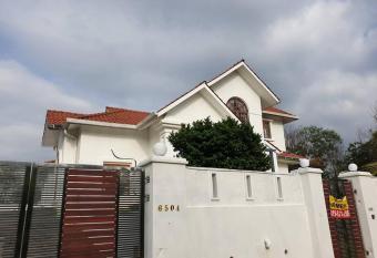 Nilai Spring Villas has rooms with a private hot tub