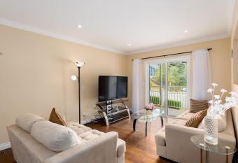 LOVELY HOME PORT MOODY 3 bedroom free parking has Balcony rooms