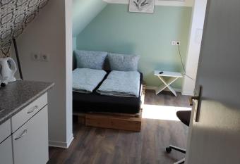 Mini Apartment im Dachgeschoss has Balcony rooms