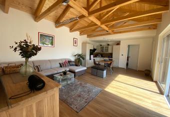 Proslun  n   d  m s v  hledem na P  lavu has rooms with a private hot tub