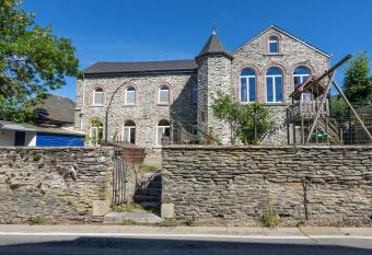 La Petite Ecole has Balcony rooms