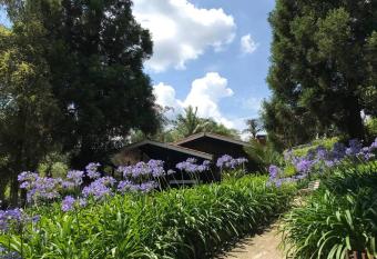 Lindo e aconchegante chal   com piscina, lareira e churrasqueira has Balcony rooms