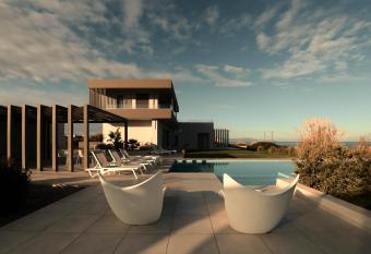 Villa Gardenia, villa de luxe avec piscine    d  bordement has rooms with a private hot tub