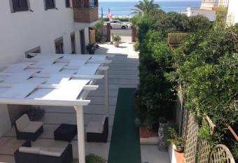 Hotel La Rosetta Scauri allows 18 year olds to book a room