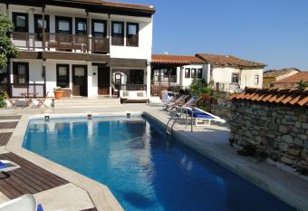 Villa Konak Hotel allows 18 year olds to book a room