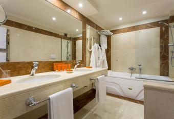 Hotel Cenobio Dei Dogi has rooms with a private hot tub