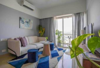 A serene apartment with a gorgeous Sahyadri view. has Balcony rooms