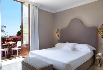 Hotel Villa Taormina allows 18 year olds to book a room