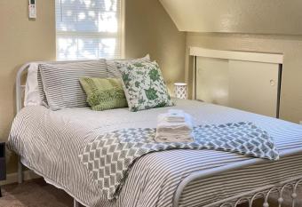 Adorable Upstairs Studio w Kitchenette & Full Bath allows 18 year olds to book a room