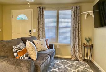 Near Downtown- Kitchen-washerdryer-parking has Balcony rooms