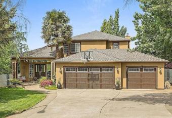 POOL Bright Open 4 bedroom has Balcony rooms