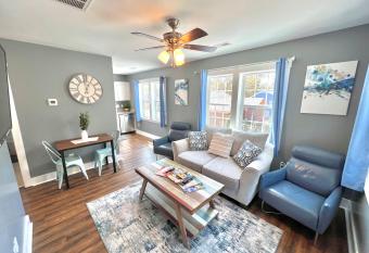 Stylish Cozy Tree House Pet Friendly!!! has Balcony rooms