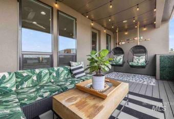 Luxurious condo Greenbelt access downtown airport allows 18 year olds to book a room