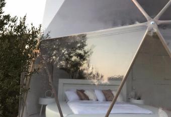 Domo Suites Mas  a Cal Geperut allows 18 year olds to book a room