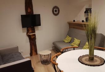 Chez M  lissa allows 18 year olds to book a room