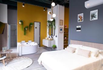 Royal Living has rooms with a private hot tub