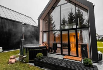 Czarne Domki has rooms with a private hot tub