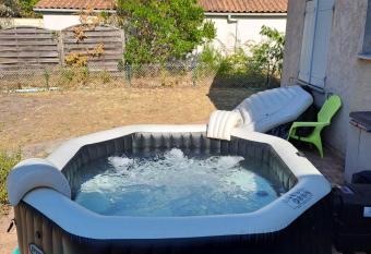 Villa Les Oc  anides allows 18 year olds to book a room