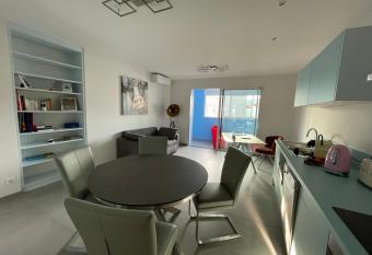 Appartement individuel neuf avec loggia allows 18 year olds to book a room