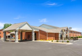 Clarion Pointe on the lake Clarksville-South Hill West has Balcony rooms