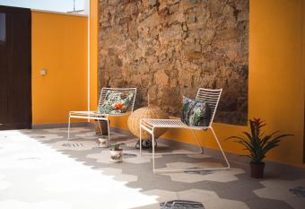 Laurus - Charming House allows 18 year olds to book a room