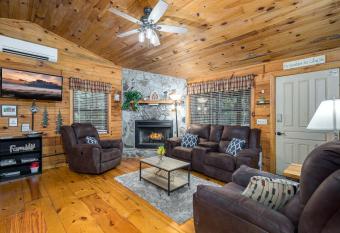 Cute Log Cabin for family retreat in Blue Ridge has rooms with a private hot tub
