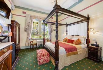 The Old Bank Gladstone Licensed Restaurant & Boutique Accommodation has rooms with a private hot tub