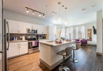 Perfect Uptown Oasis, 1 Bdrm, Pet Friendly has Balcony rooms