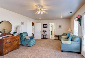 Cheerful, 5 bedroom cozy house, sleeps up to 10! has Balcony rooms