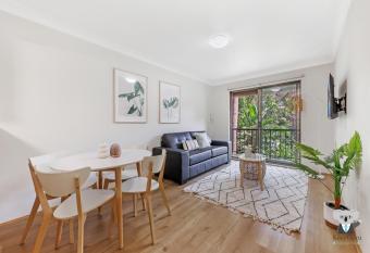 KOZYGURU Pyrmont Charming Split Level APT Free PARKING NPY313 has Balcony rooms