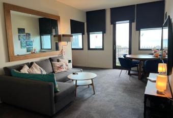 Lovely 2-bedroom apartment, breathtaking view! allows 18 year olds to book a room