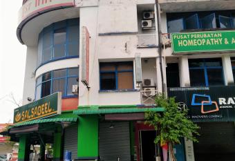 1st Inn Hotel Glenmarie allows 18 year olds to book a room