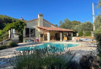 TR  S AGREABLE MAISON ENTRE VERDON ET SAINT-TROPEZ allows 18 year olds to book a room