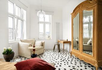 GRYF APARTMENTS - private parking included allows 18 year olds to book a room