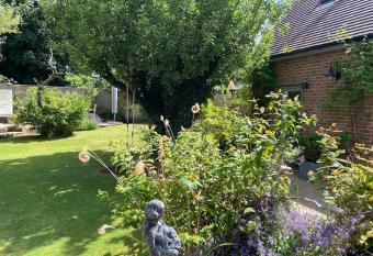 Detached annex in centre of Woodstock, Cotswolds allows 18 year olds to book a room