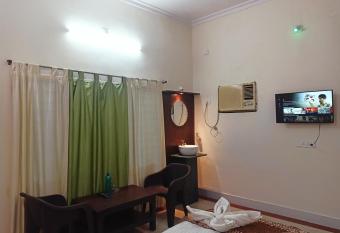 TRS Urban Retreat Guesthouse has Smoking rooms