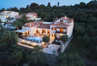 Lila s Luxury Villa has Balcony rooms