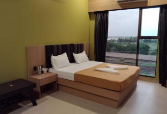 Hotel Sai Aakanksha allows 18 year olds to book a room