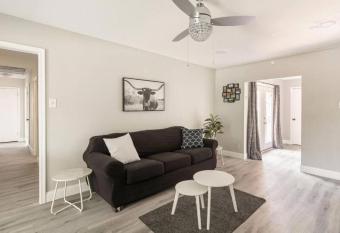 4 Bed 3 Bath House, Spacious, Smart TVs in all rooms, Whole house to yourself has Balcony rooms