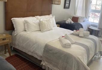 La Belle Guest House has rooms with a private hot tub