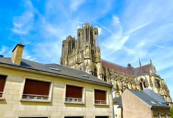 DUOMO - Hypercentre Cath  drale avec ext  rieur allows 18 year olds to book a room