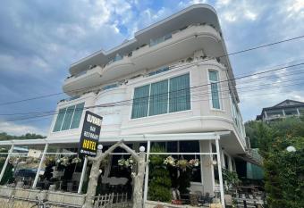 HOTEL UJVARA allows 18 year olds to book a room