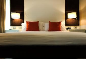 Smy Bologna Centrale has rooms with a private hot tub